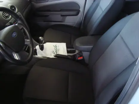 FORD Focus Hatch 1.6 4P GLX, Foto 2