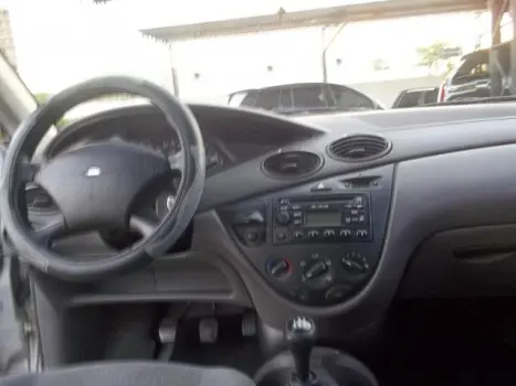 FORD Focus Hatch 1.8 16V 4P, Foto 4