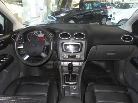 FORD Focus Sedan 2.0 16V 4P GHIA, Foto 3