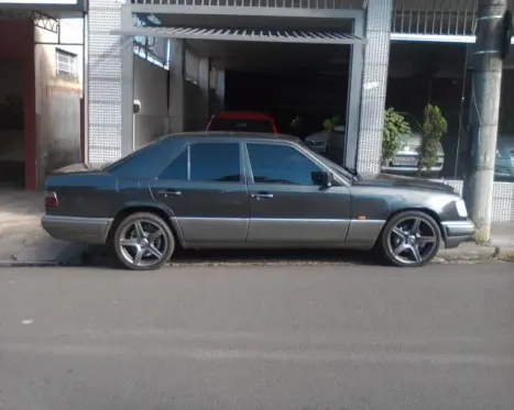 MERCEDES-BENZ E 320 3.2 V6 4P CLASSIC AUTOM�TICO, Foto 3