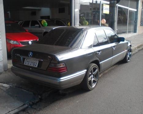 MERCEDES-BENZ E 320 3.2 V6 4P CLASSIC AUTOM�TICO, Foto 2