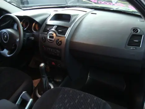 RENAULT Megane Grand Tour 1.6 16V HI-FLEX DYNAMIQUE, Foto 3