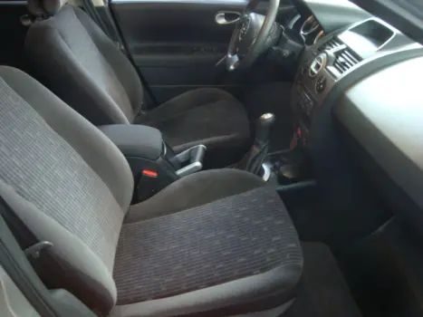 RENAULT Megane Grand Tour 1.6 16V HI-FLEX DYNAMIQUE, Foto 2