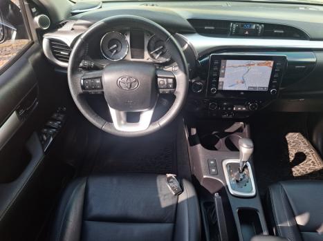 TOYOTA Hilux Caminhonete 2.8 16V SRX 4X4 DIESEL CABINE DUPLA 7 LUGARES TURBO AUTOM�TICO, Foto 2
